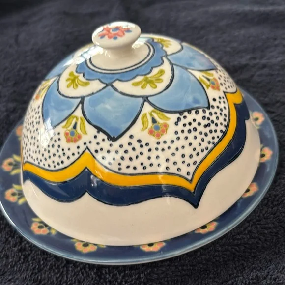 Cute little Butter Dish - Picture 1 of 6